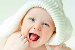 Первая улыбка на личике малыша - первая попытка общения