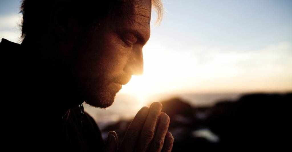 человек молится