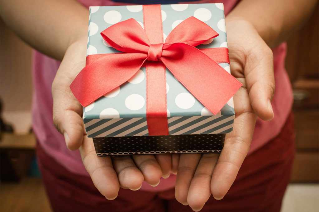 Как вручить подарок
