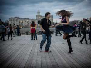 Парень танцует с девушкой