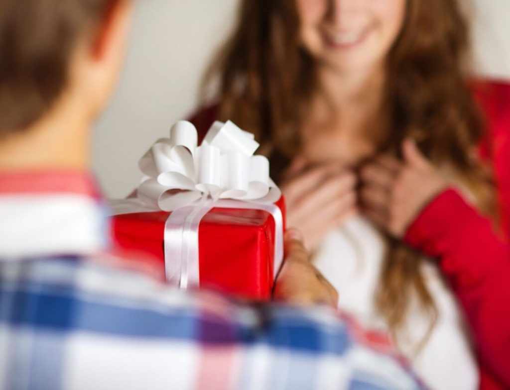 Дарить жене подарок